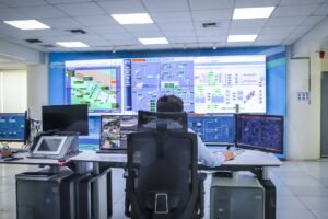 Operations Management Certification Level 2 - Operator in a modern control room managing technological systems in El Agustino, Lima.