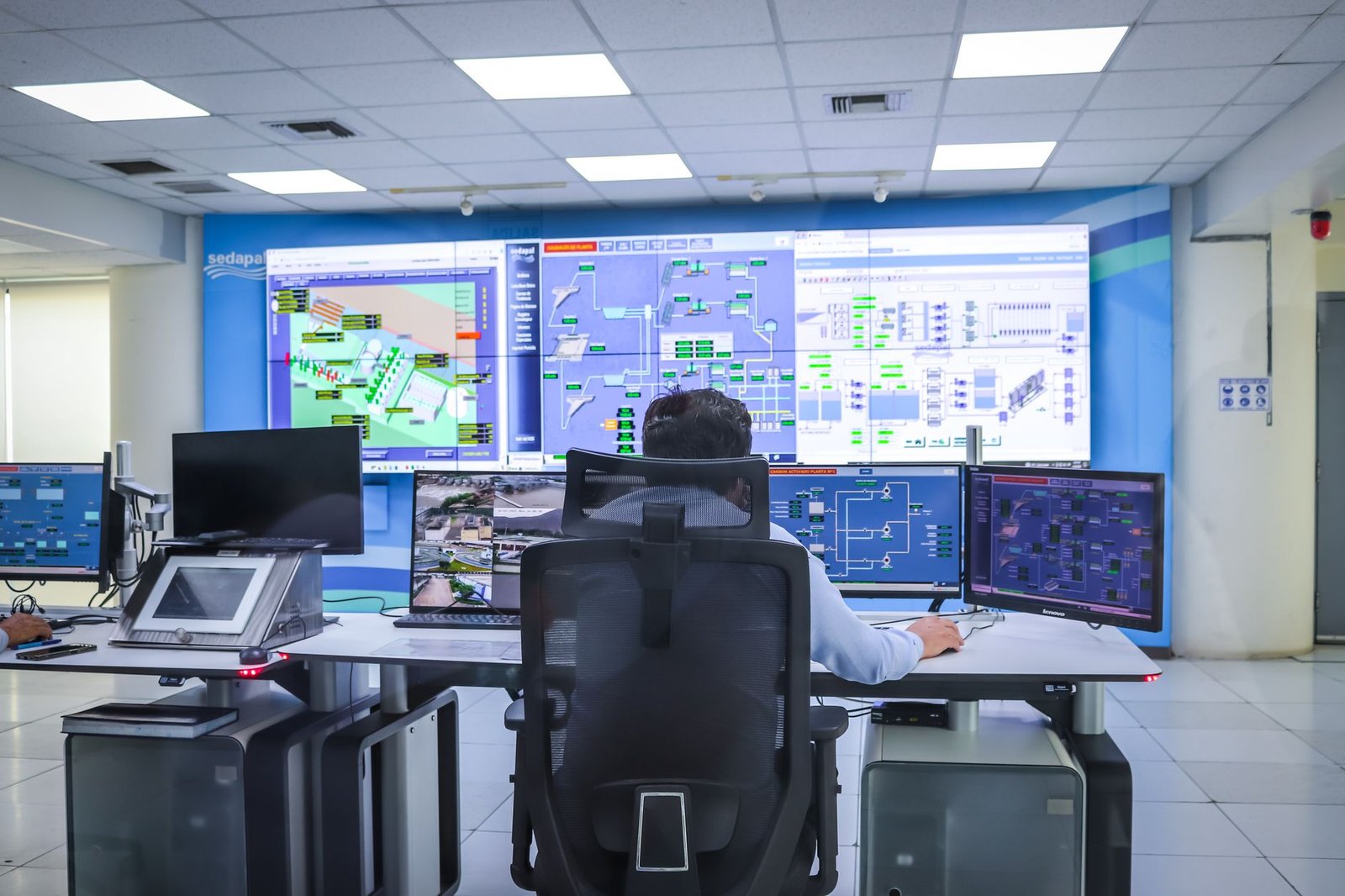 Operations Management Certification Level 2 - Operator in a modern control room managing technological systems in El Agustino, Lima.