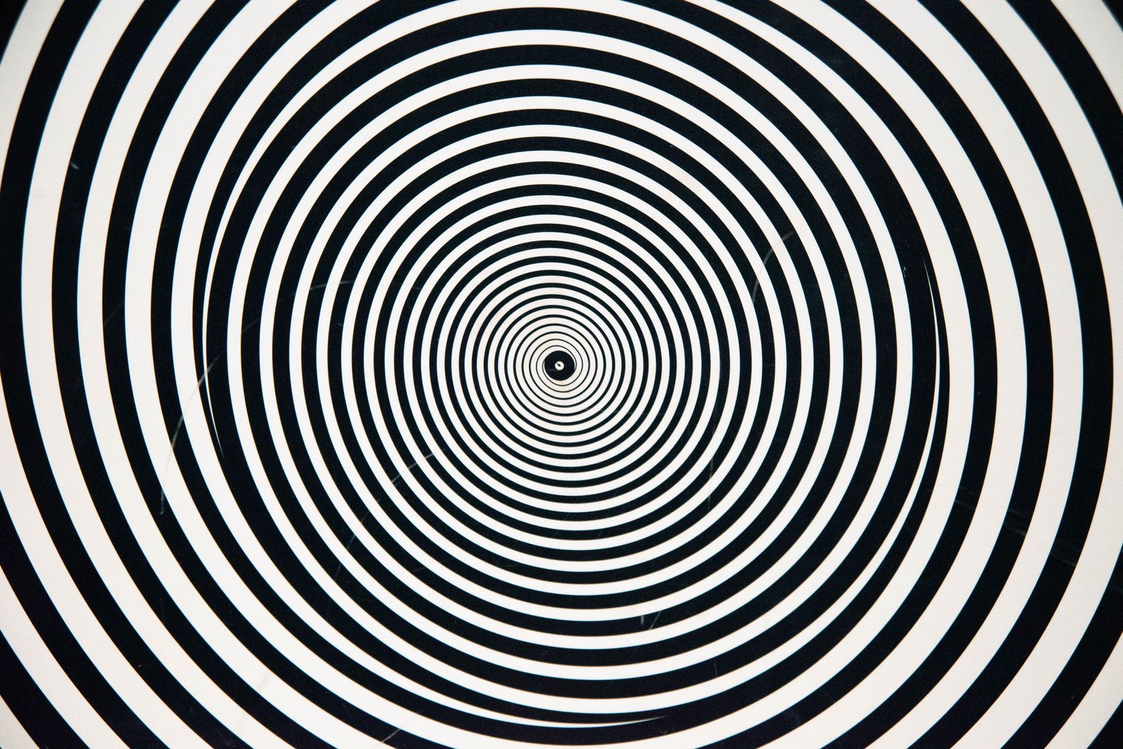 Hypnosis for Childbirth – Advanced Hypnotherapy Techniques Certificate - Hypnotic black and white concentric circles forming a captivating, optical illusion design.