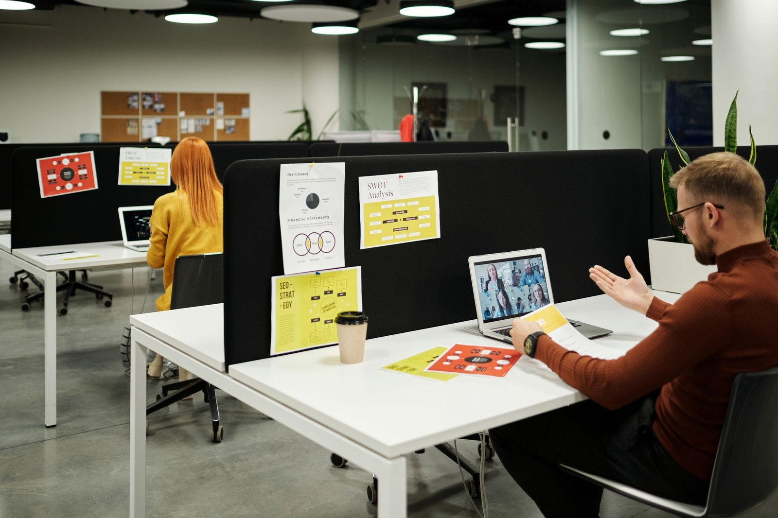 The Office Layout Certification - Colleagues working and collaborating virtually at a stylish modern office workspace.