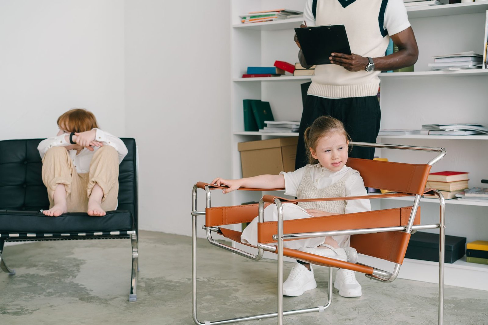 Introduction to Educational Psychology Certification - Children engage in a therapy session while the therapist observes with a clipboard.